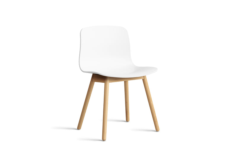 About a Chair - AAC12 White/Oak | By HAY